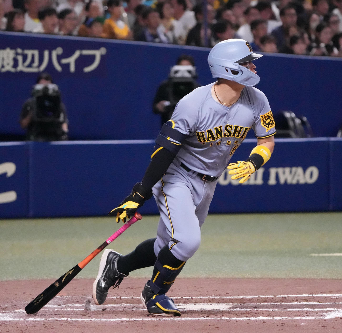 中日対阪神　8回表阪神無死一塁、中前打を放つ佐藤輝（撮影・森本幸一）