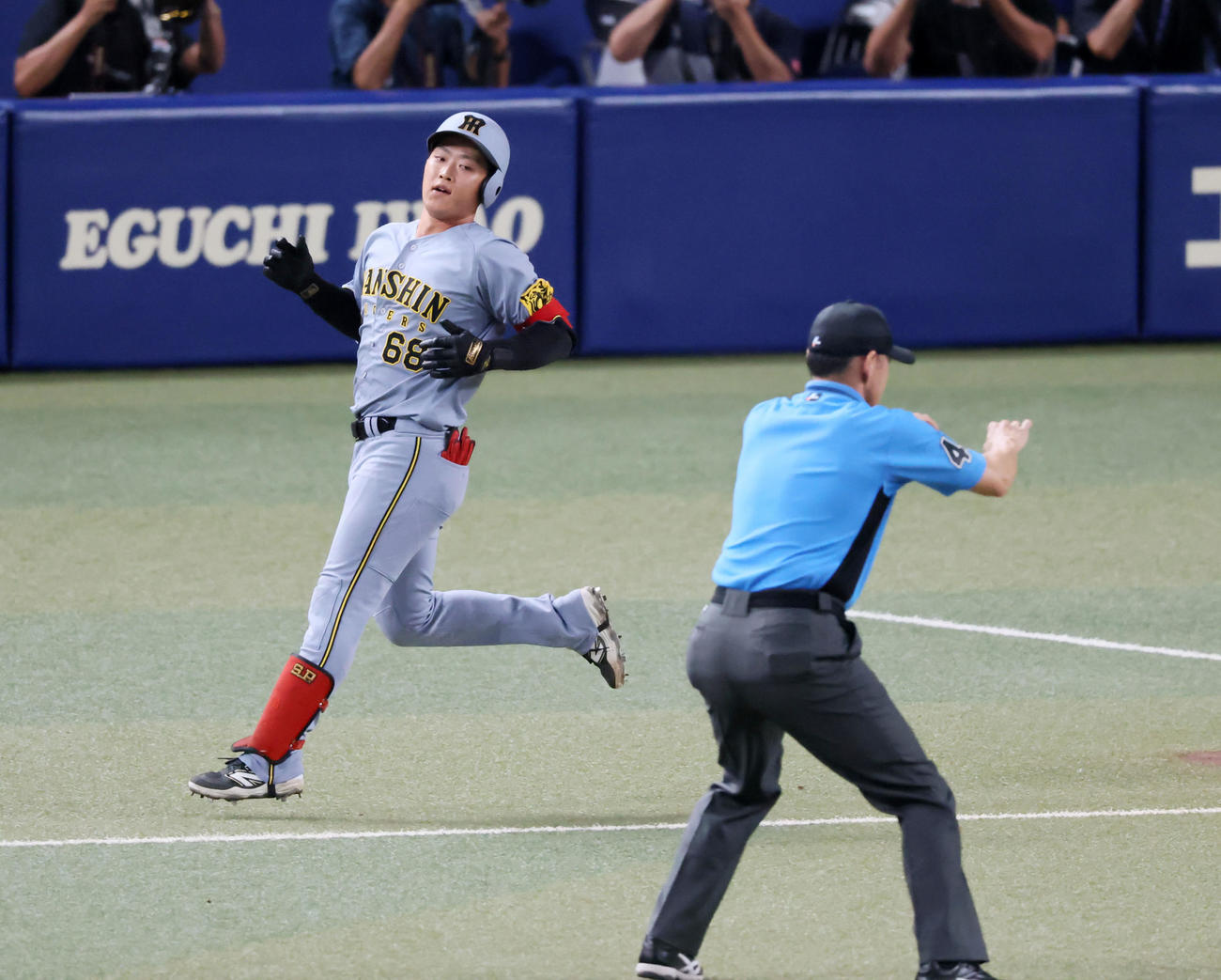 中日対阪神　8回表阪神1死満塁、中川の三ゴロ併殺打で、ジェスチャーを最初セーフか？と思わせる「両手を広げるポーズ」を見せながら「アウト」のジャッジを下す山本貴一塁塁審（撮影・加藤哉）