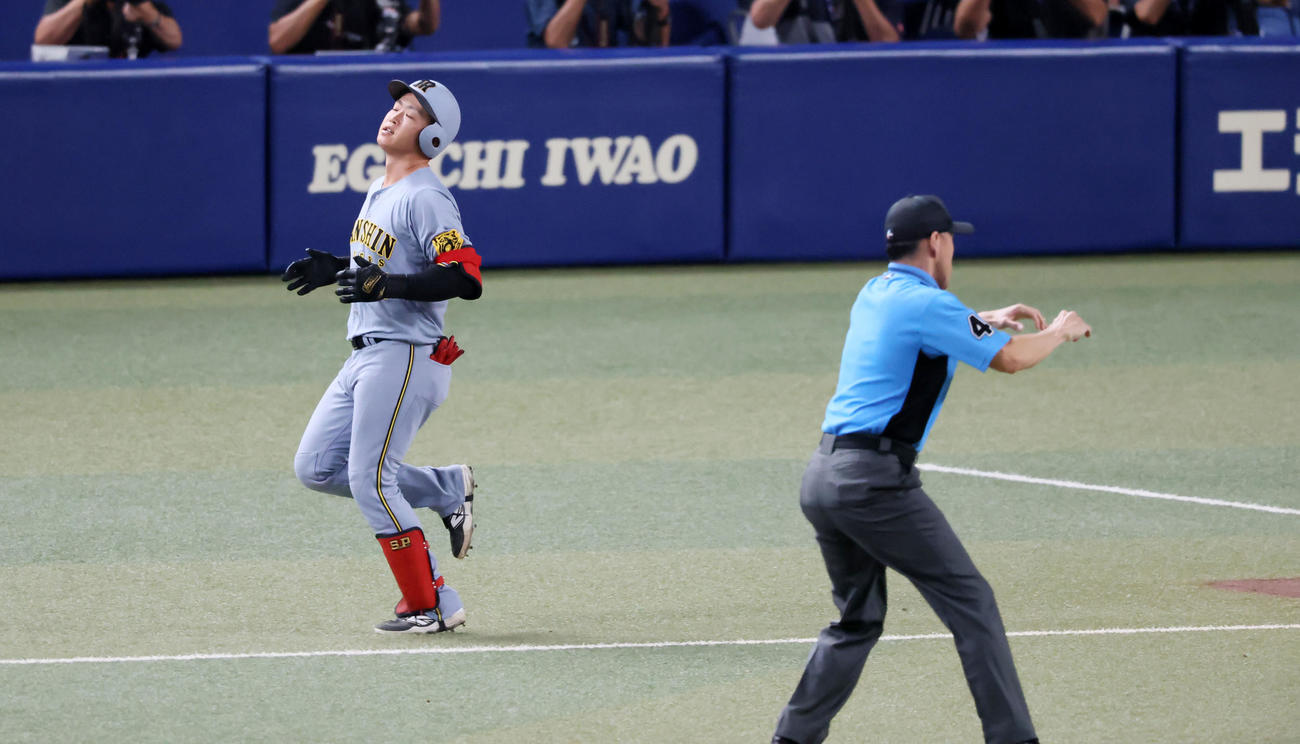 中日対阪神　8回表阪神1死満塁、中川の三ゴロ併殺打で、ジェスチャーを最初セーフか？と思わせる「両手を広げるポーズ」を見せながら「アウト」のジャッジを下す山本貴一塁塁審（撮影・加藤哉）