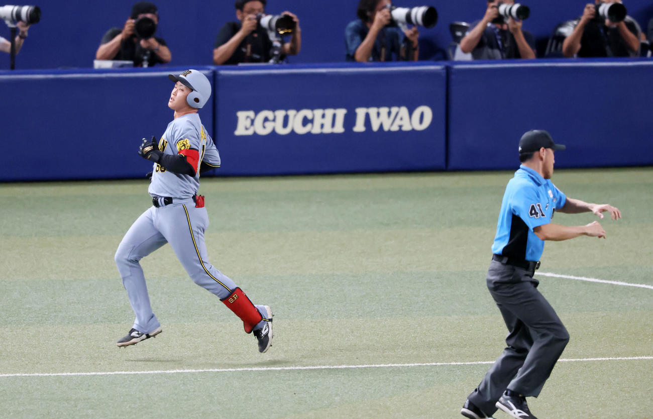 中日対阪神　8回表阪神1死満塁、中川の三ゴロ併殺打で、ジェスチャーを最初セーフか？と思わせる「両手を広げるポーズ」を見せながら「アウト」のジャッジを下す山本貴一塁塁審（撮影・加藤哉）