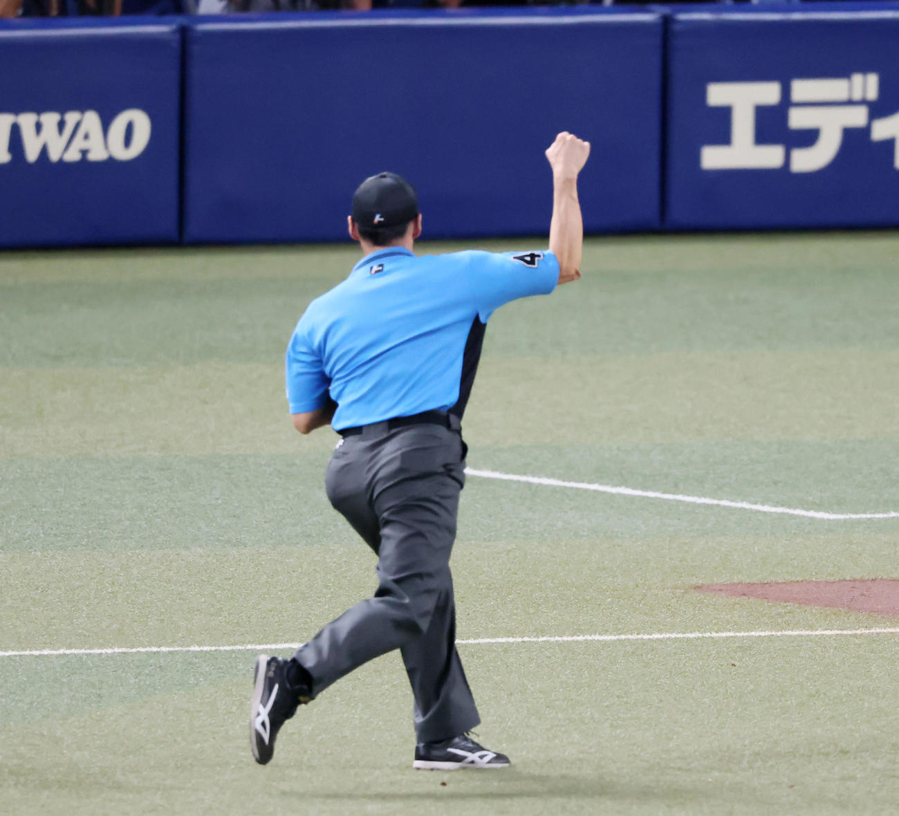 中日対阪神　8回表阪神1死満塁、中川の三ゴロ併殺打で、ジェスチャーを最初セーフか？と思わせる「両手を広げるポーズ」を見せながら「アウト」のジャッジを下す山本貴一塁塁審（撮影・加藤哉）