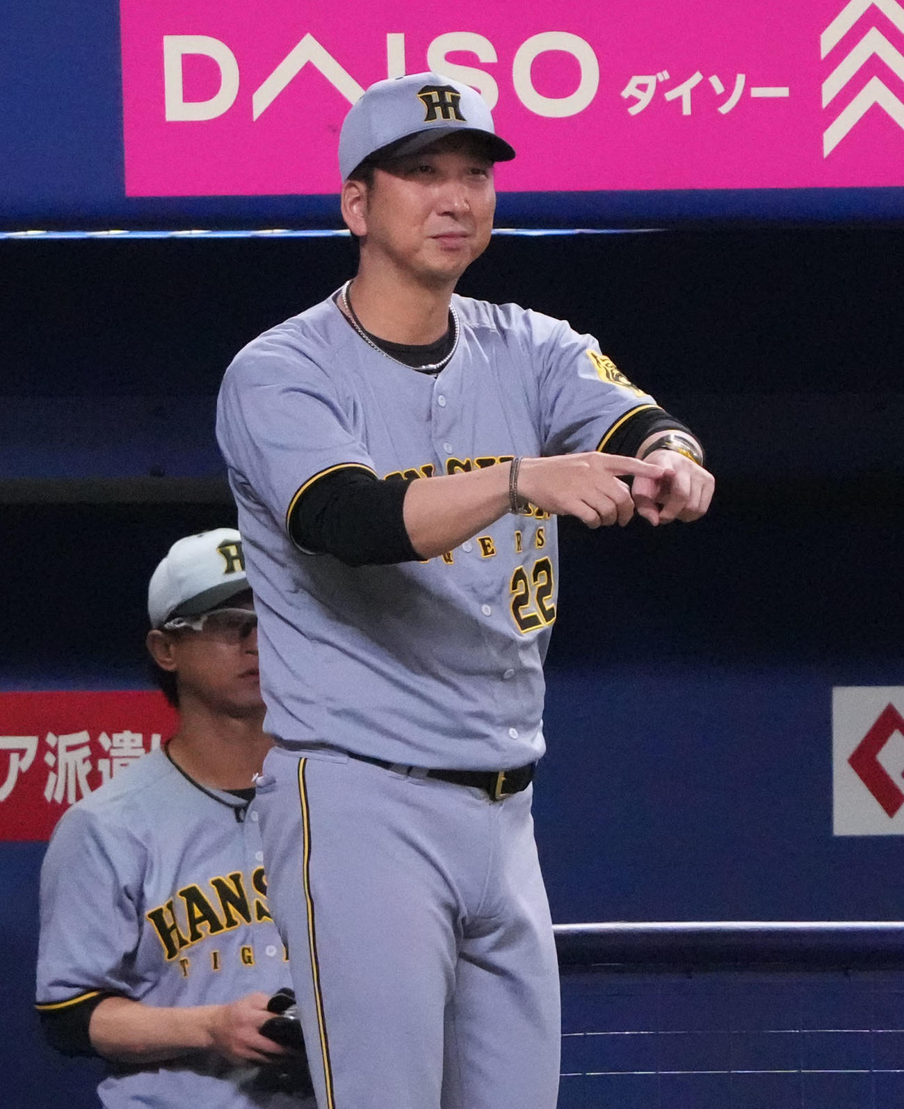 中日対阪神　8回表阪神1死満塁、リクエストする藤川監督（撮影・森本幸一）