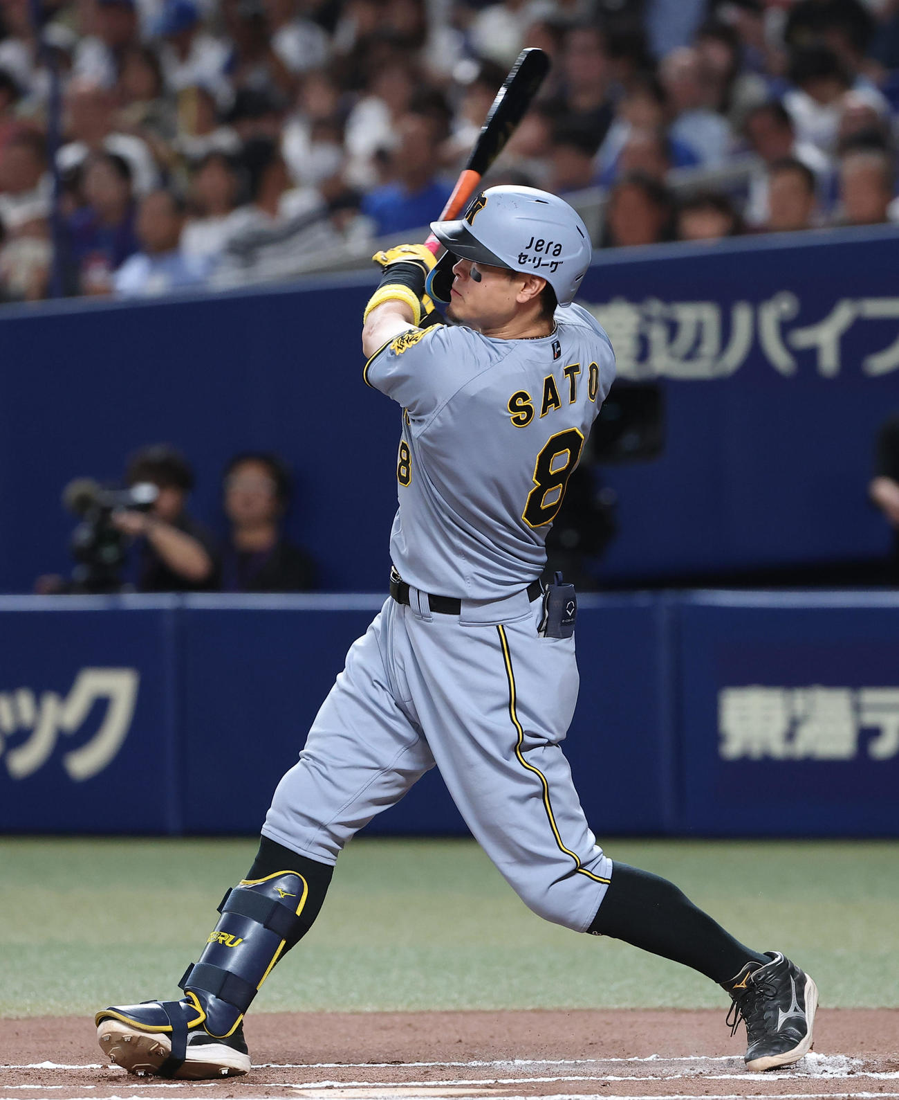 中日対阪神　6回表阪神無死、佐藤輝は二塁打を放つ（撮影・上田博志）