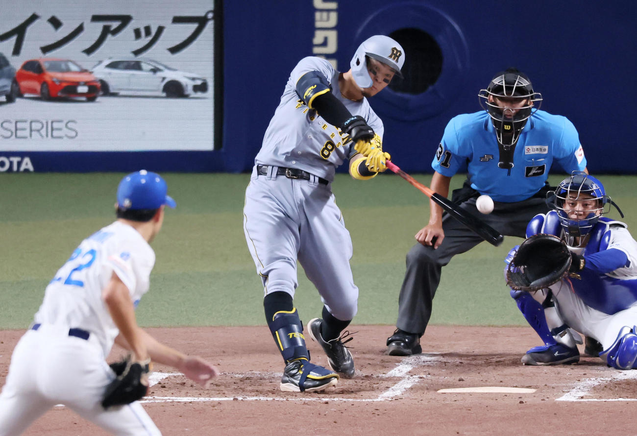 中日対阪神　4回表阪神2死、佐藤輝は中越え二塁打を放つ。投手大野（撮影・加藤哉）
