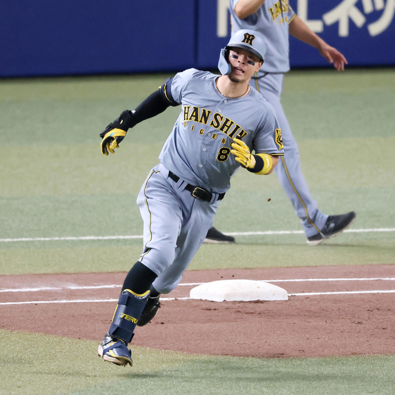 中日対阪神　4回表阪神2死、佐藤輝は中越え二塁打を放つ（撮影・加藤哉）