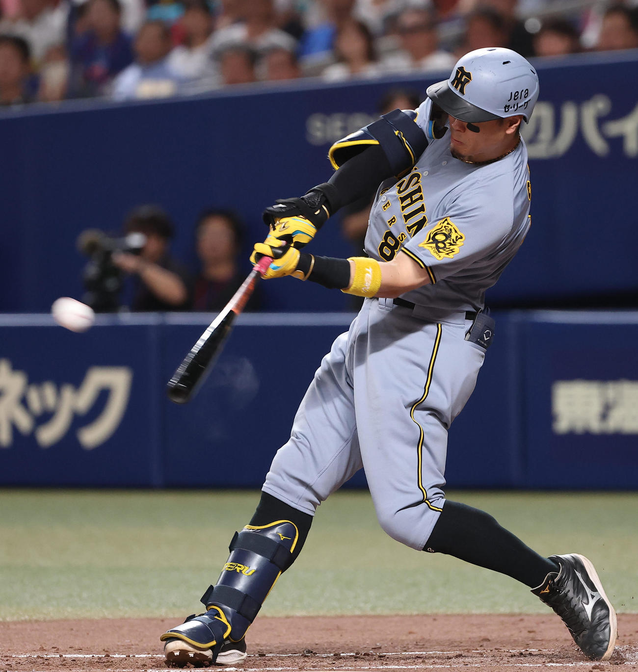 中日対阪神　4回表阪神2死、佐藤輝は中越え二塁打を放つ（撮影・上田博志）