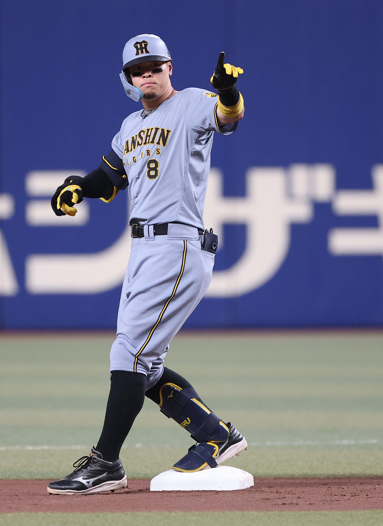 中日対阪神　4回表阪神2死、佐藤輝は中越え二塁打を放ち、ポーズを決める（撮影・上田博志）