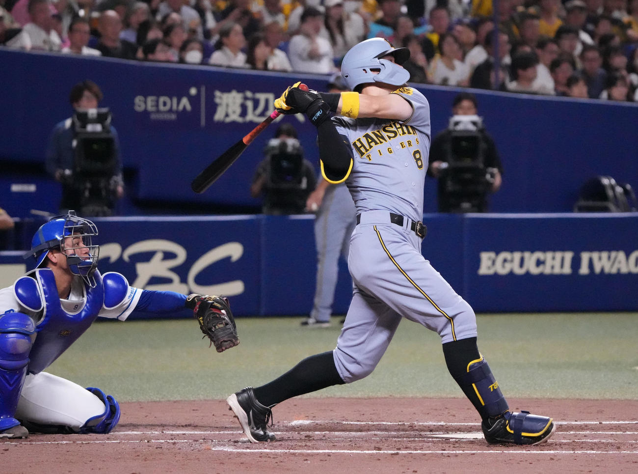 中日対阪神　4回表阪神2死、中越え二塁打を放つ佐藤輝（撮影・森本幸一）