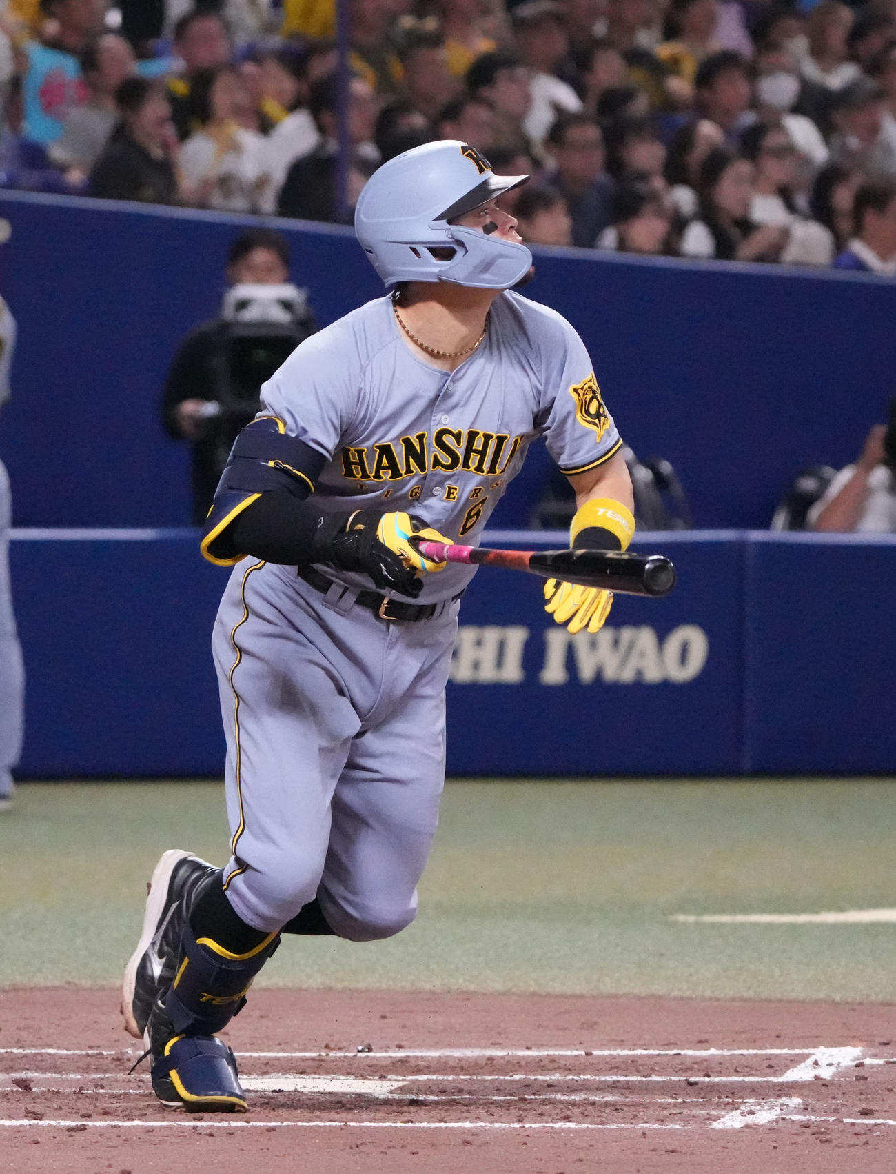 中日対阪神　4回表阪神2死、中越え二塁打を放つ佐藤輝（撮影・森本幸一）