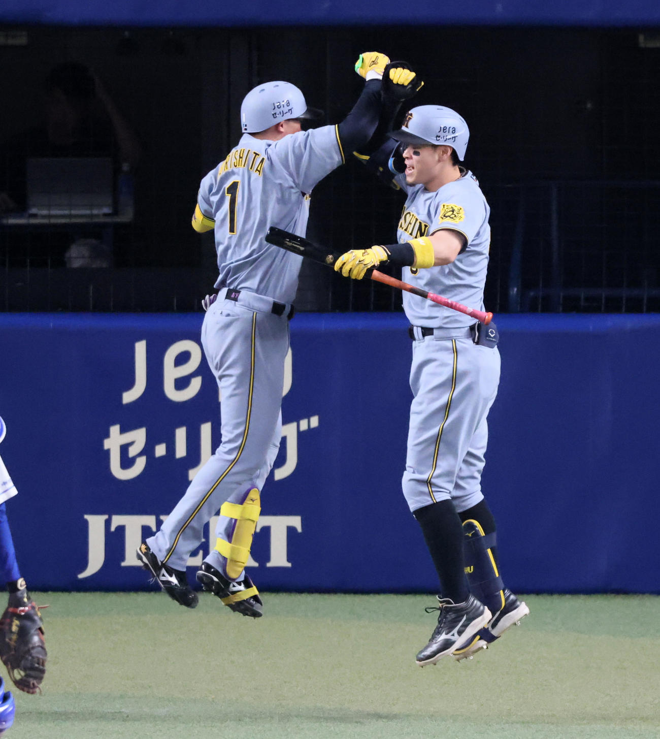中日対阪神　6回表阪神無死、森下は左越えソロ本塁打を放ち次打者佐藤輝（右）とジャンプしてタッチ（撮影・加藤哉）