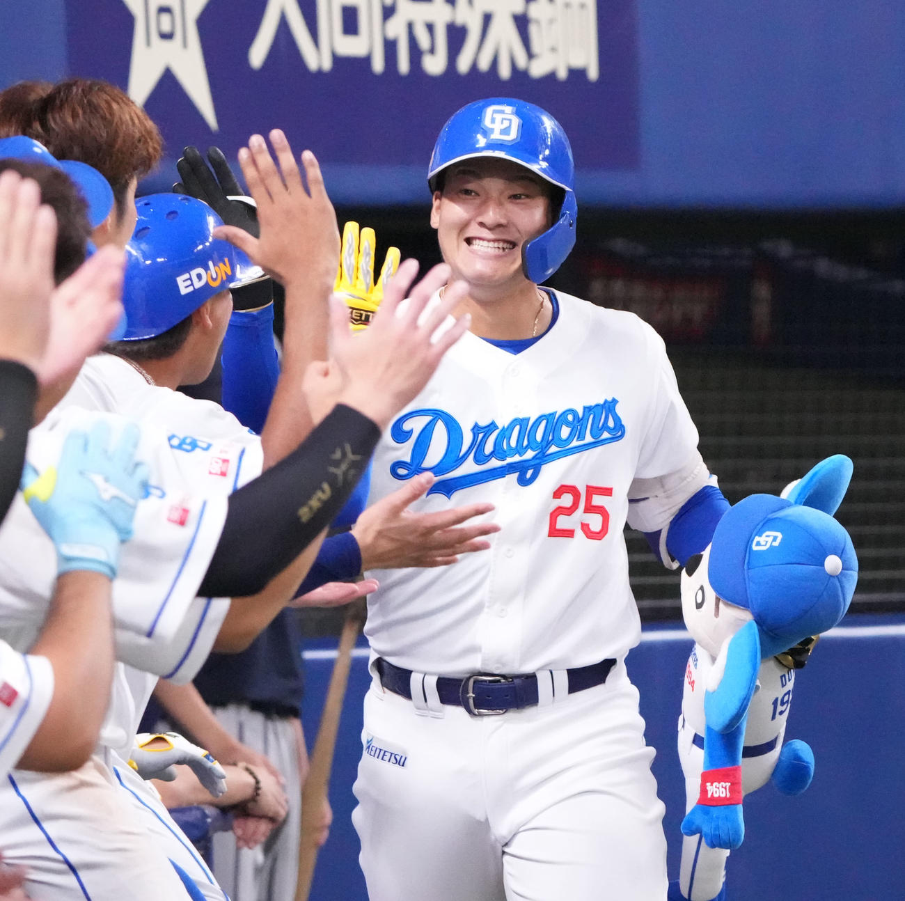 中日対阪神　6回裏中日無死、石川昂（右）は左越え本塁打を放ちナインとタッチを交わす（撮影・森本幸一）