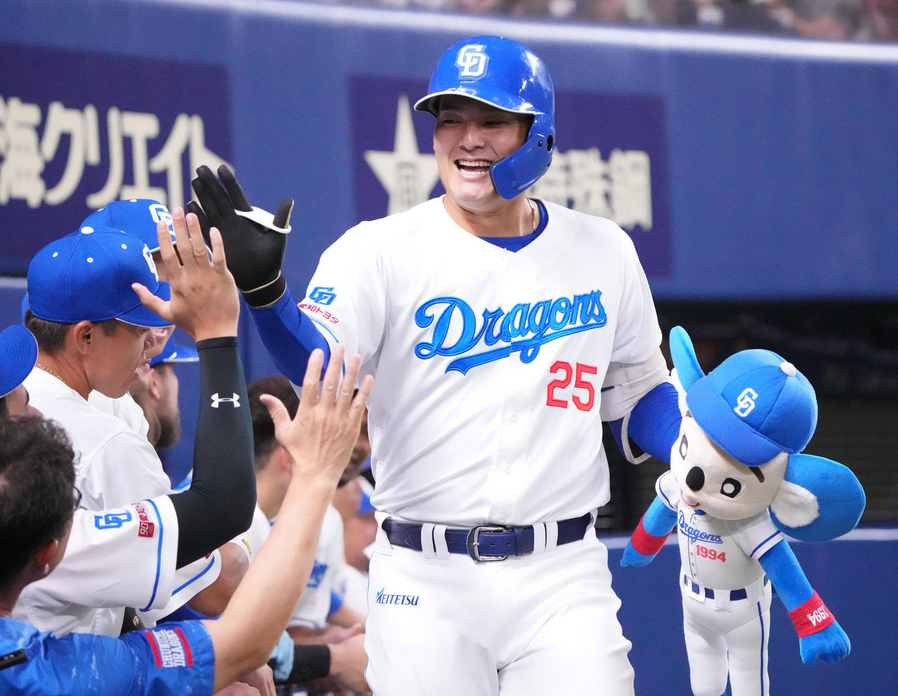中日対阪神　6回裏中日無死、石川昂（右）は左越え本塁打を放ちナインとタッチを交わす（撮影・森本幸一）