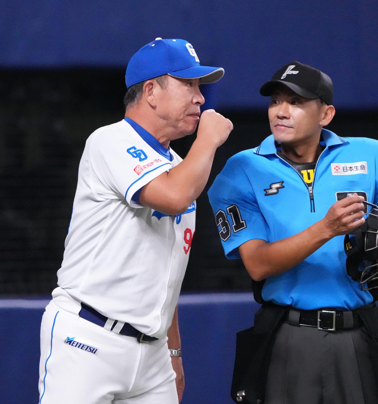 中日対阪神　6回終了、井上監督（左）は選手交代を告げる（撮影・森本幸一）
