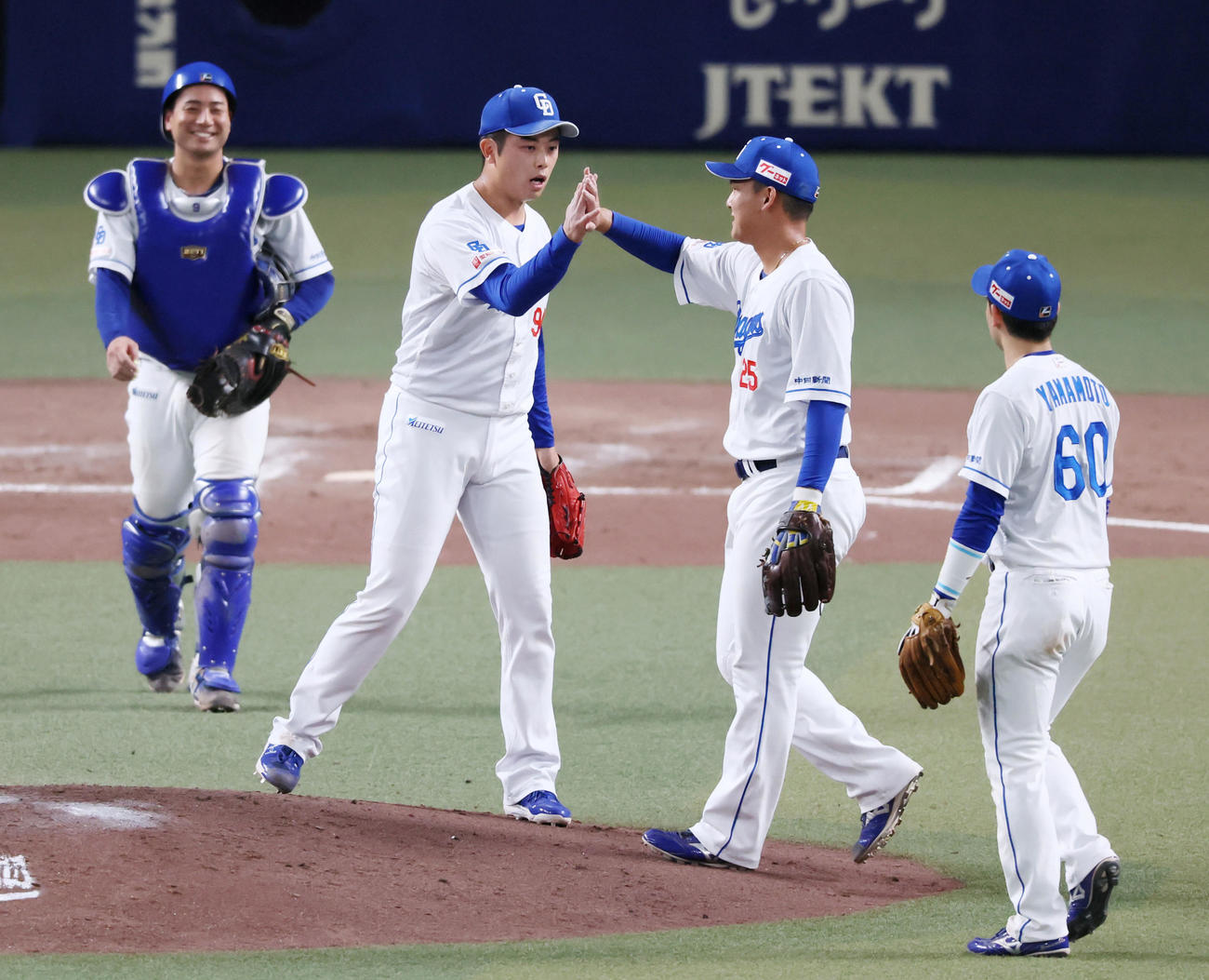 中日対阪神　阪神に勝利し松山（左）は石川昂らナインとタッチする（撮影・加藤哉）
