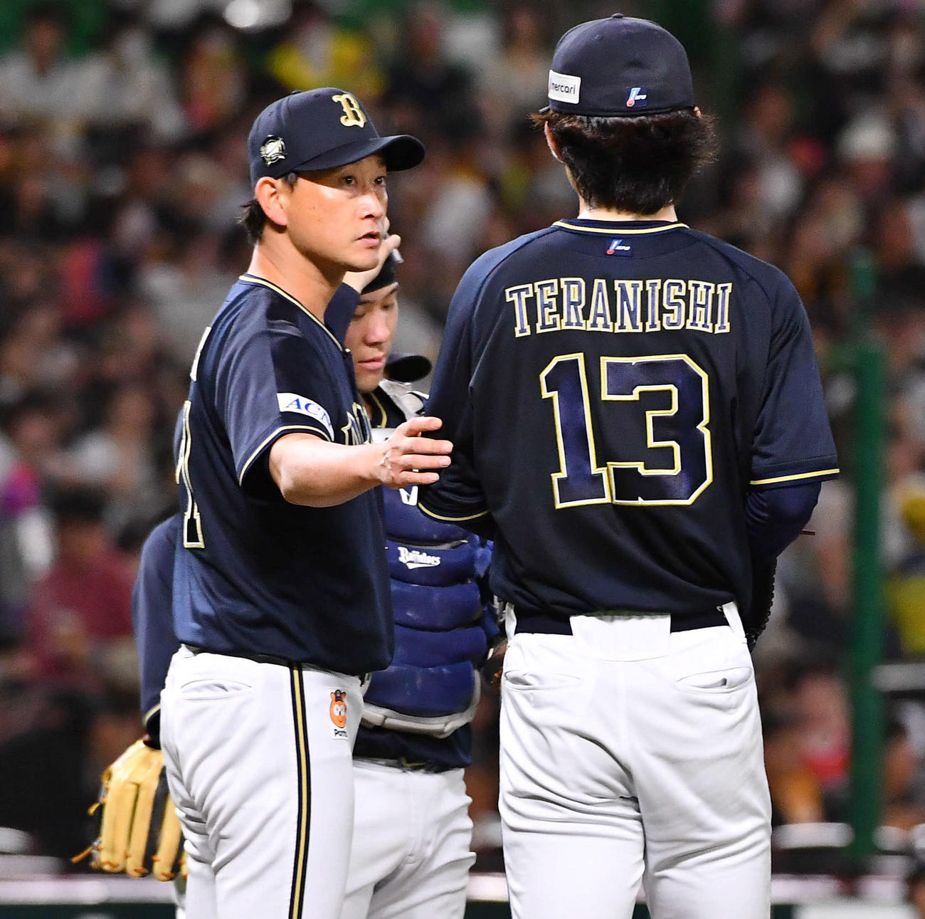 ソフトバンク対オリックス　2回裏ソフトバンク1死満塁、寺西（右）の交代を告げた岸田監督はマウンドで声をかける（撮影・岩下翔太）