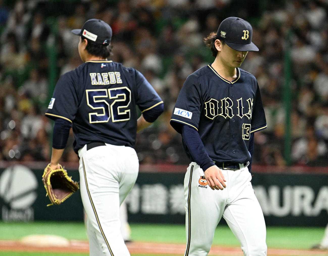 ソフトバンク対オリックス　2回裏ソフトバンク1死満塁、降板する寺西（右）左はマウンドに向かう横山楓（撮影・林敢治）