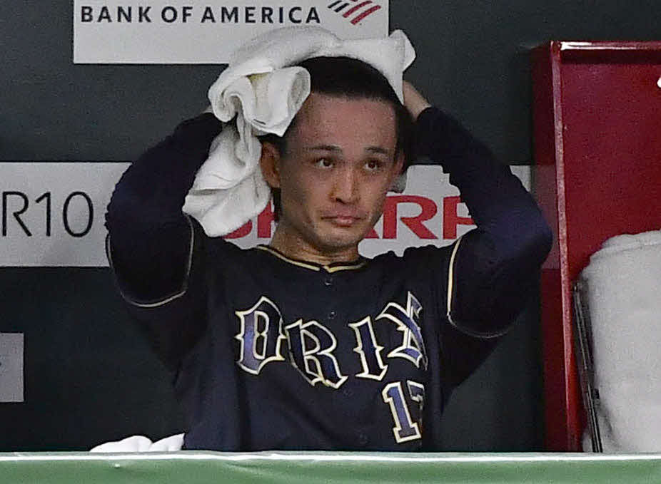 ソフトバンク対オリックス　2回裏ソフトバンク1死満塁、降板となった寺西はベンチで肩を落とす（撮影・岩下翔太）