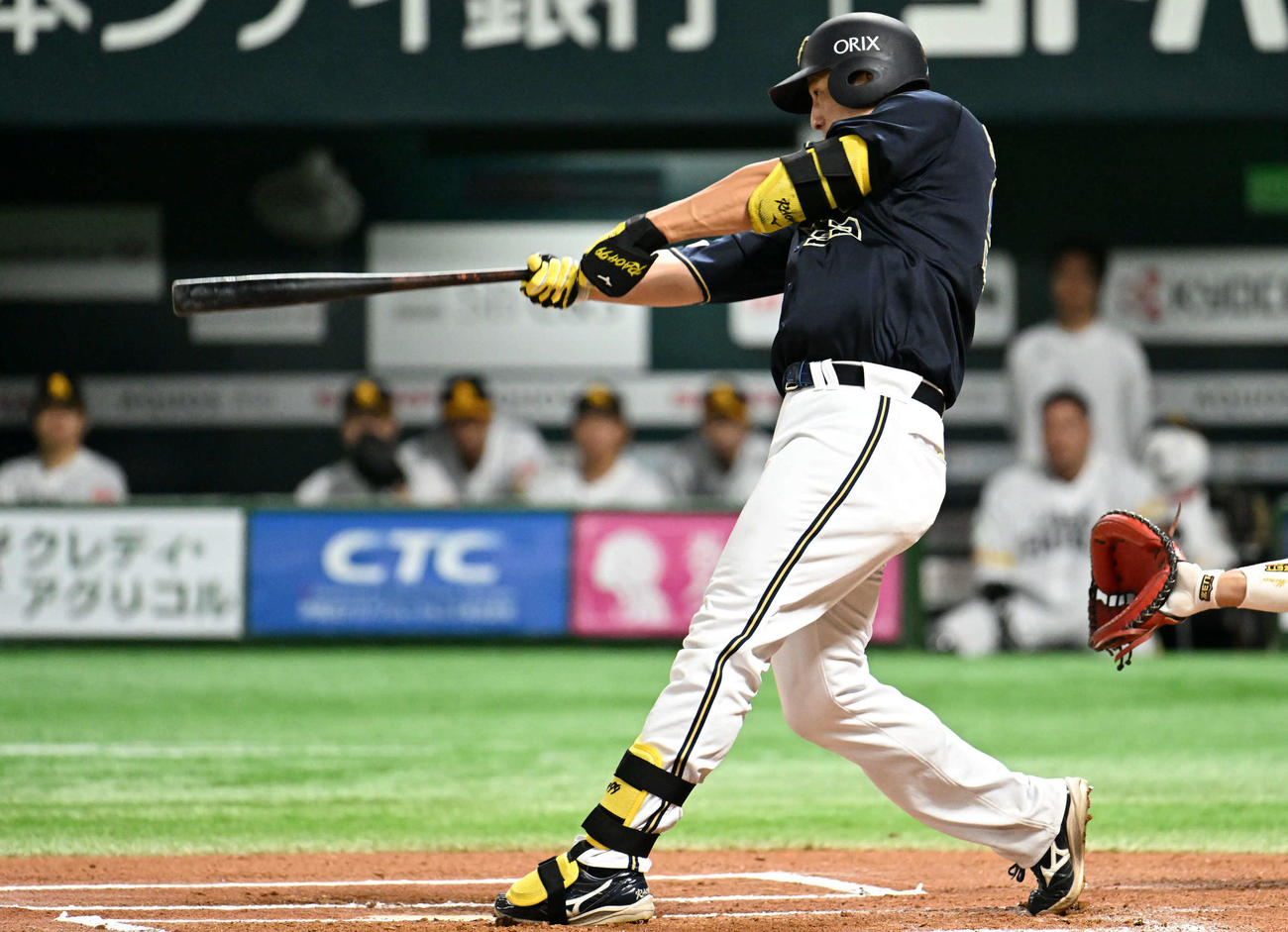 ソフトバンク対オリックス　6回表オリックス1死、杉本は左越えに本塁打を放つ（撮影・林敢治）