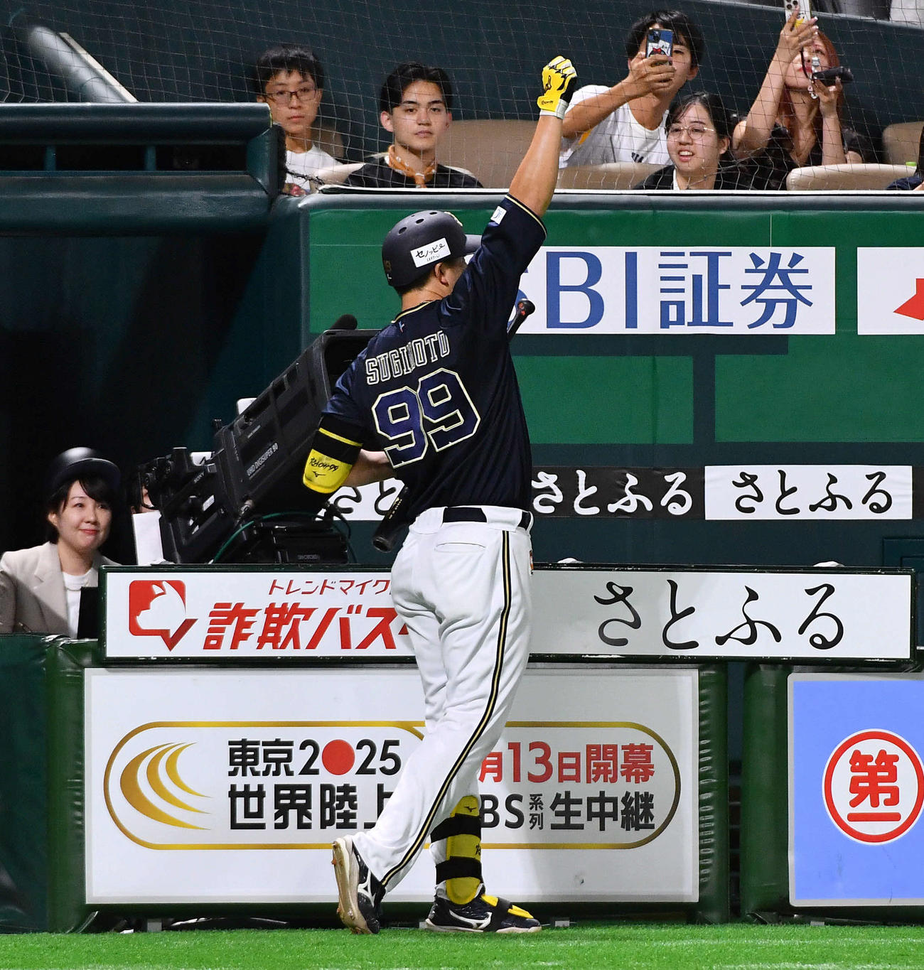 ソフトバンク対オリックス　6回表オリックス1死、左越え本塁打を放った杉本は昇天ポーズを決める（撮影・岩下翔太）