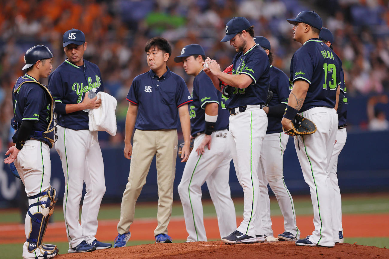 巨人対ヤクルト　1回裏巨人無死二塁、岡本に左適時二塁打を浴びたランバート（右から2人目）の元に集まる内野陣（撮影・上山淳一）