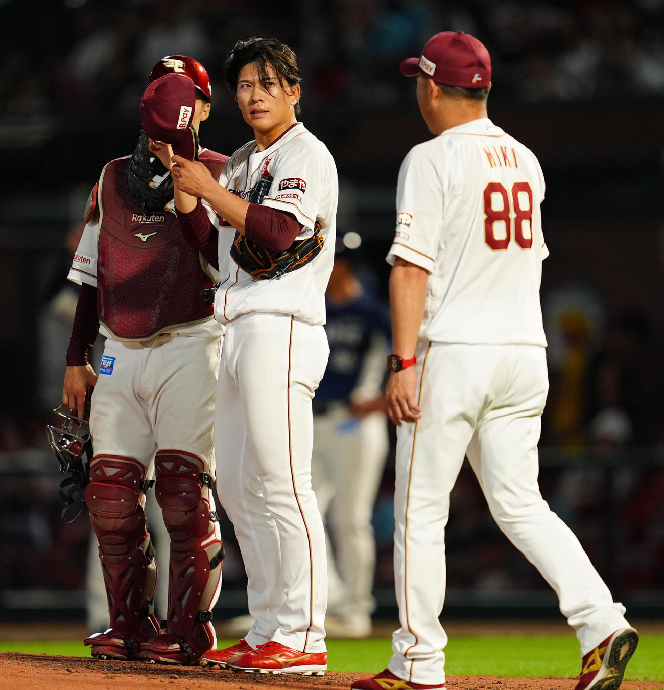 楽天対西武　3回表、連続適時打を打たれたところで降板となる楽天早川（中央）、右は三木監督（撮影・清水貴仁）