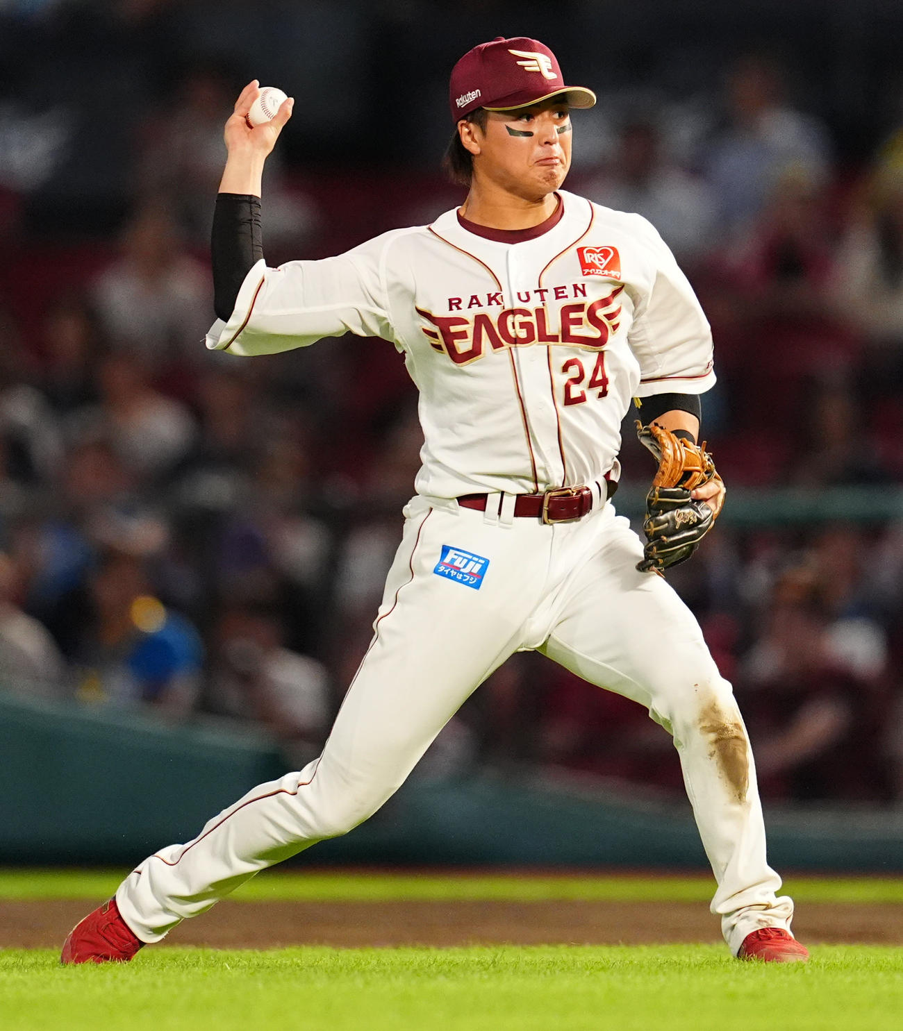 楽天対西武　6回表西武1死二、三塁、西川が二ゴロで三塁走者を刺そうと二塁手黒川が本塁送球（撮影・清水貴仁）