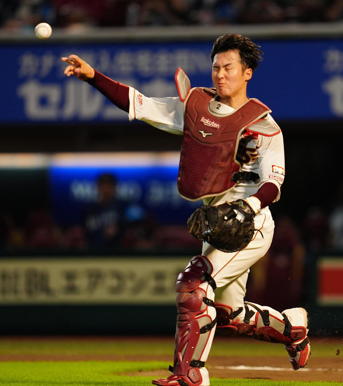 楽天対西武　6回表西武1死二、三塁、捕手太田は挟殺プレーで三塁送球（撮影・清水貴仁）