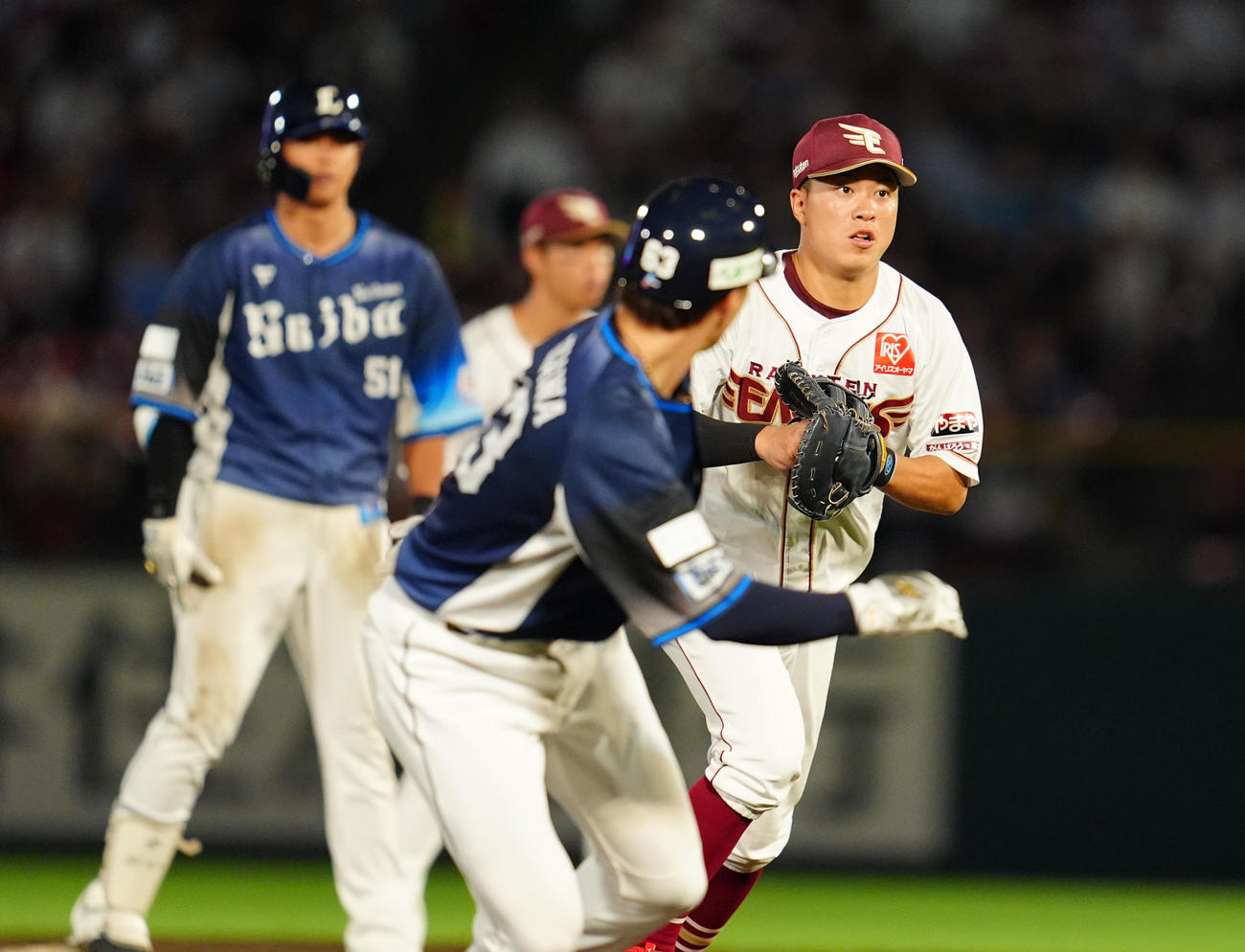 楽天対西武　6回表西武1死二、三塁、しかし打者走者西川（左）は二塁に到達、二塁走者長谷川（手前）が二三塁ではさまれる（撮影・清水貴仁）