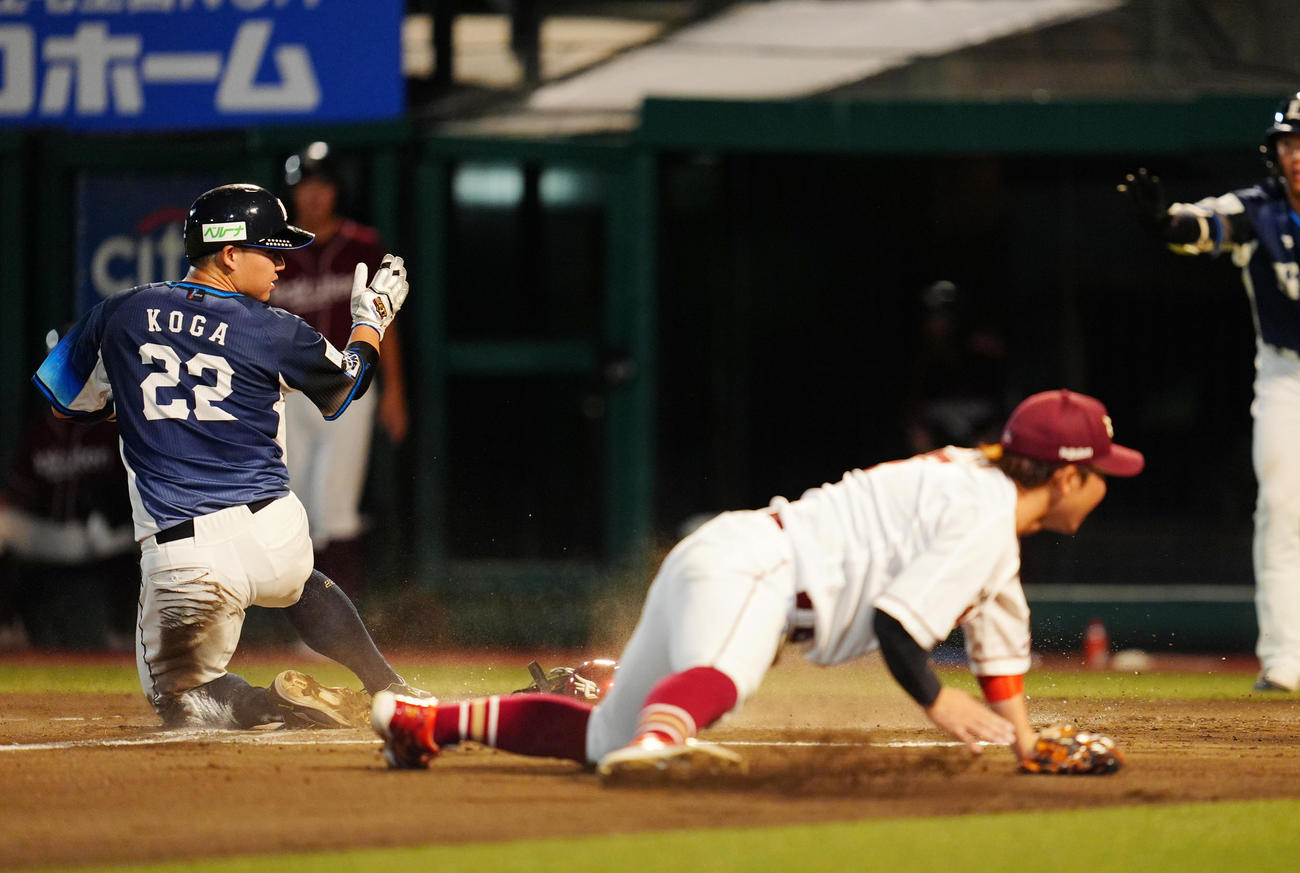 楽天対西武　6回表西武1死二、三塁、一塁手渡辺佳の悪送球で三塁走者古賀悠（左）が生還する（撮影・清水貴仁）