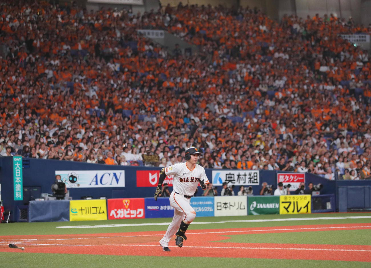 巨人対ヤクルト　8回裏巨人2死、泉口は右前打を放つ（撮影・上山淳一）