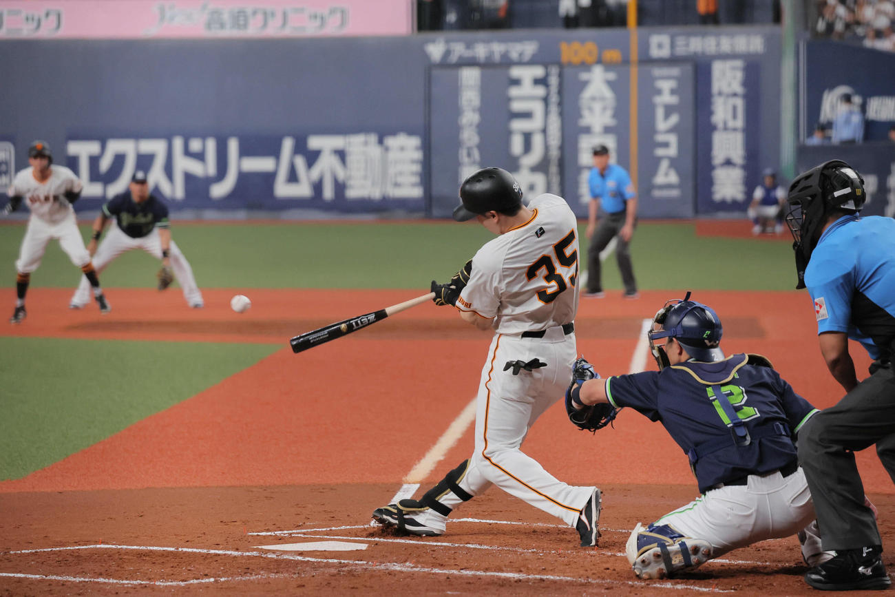 巨人対ヤクルト　1回裏巨人無死一、二塁、泉口は右中間に先制2点適時三塁打を放つ（撮影・宮崎幸一）
