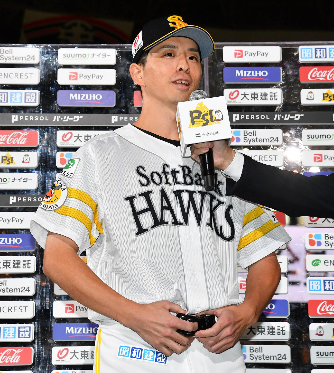ソフトバンク対オリックス　今季12勝目を挙げ、笑顔でヒーローインタビューを受ける大関（撮影・岩下翔太）