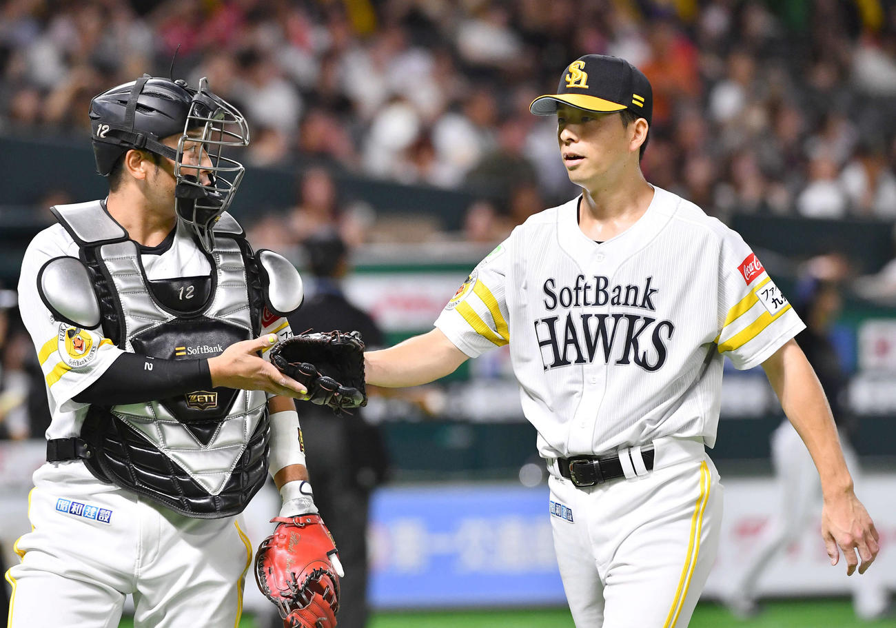 ソフトバンク対オリックス　1回表を無失点に抑えた大関（右）は嶺井とタッチを交わす（撮影・岩下翔太）
