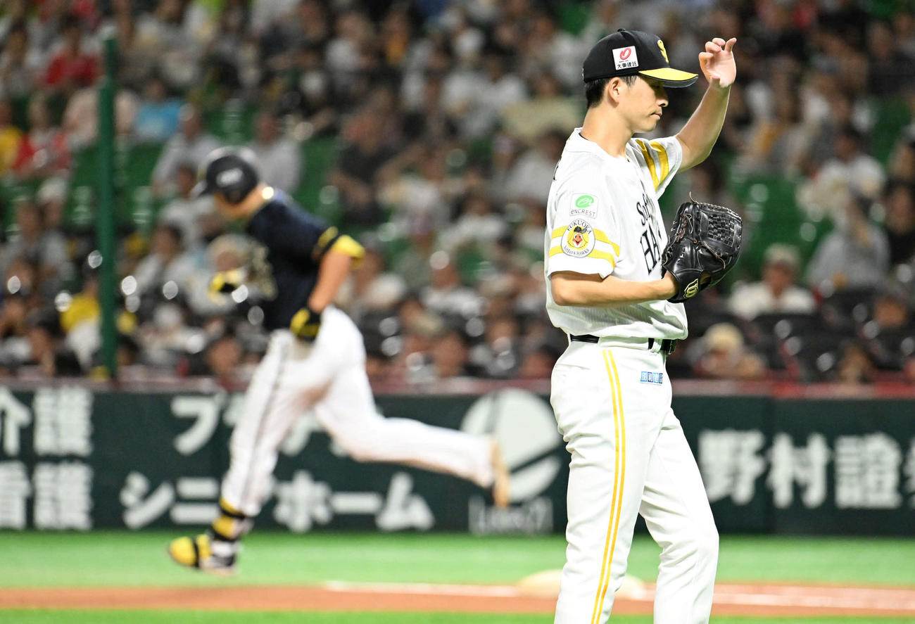 ソフトバンク対オリックス　6回表オリックス1死、大関（右）は杉本に本塁打を与える（撮影・林敢治）
