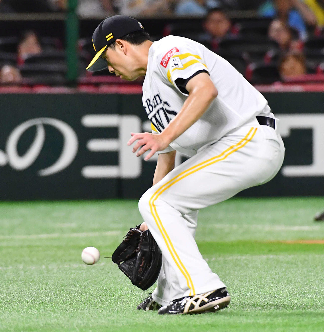 ソフトバンク対オリックス　6回表オリックス1死、宗を投ゴロに抑える大関（撮影・岩下翔太）
