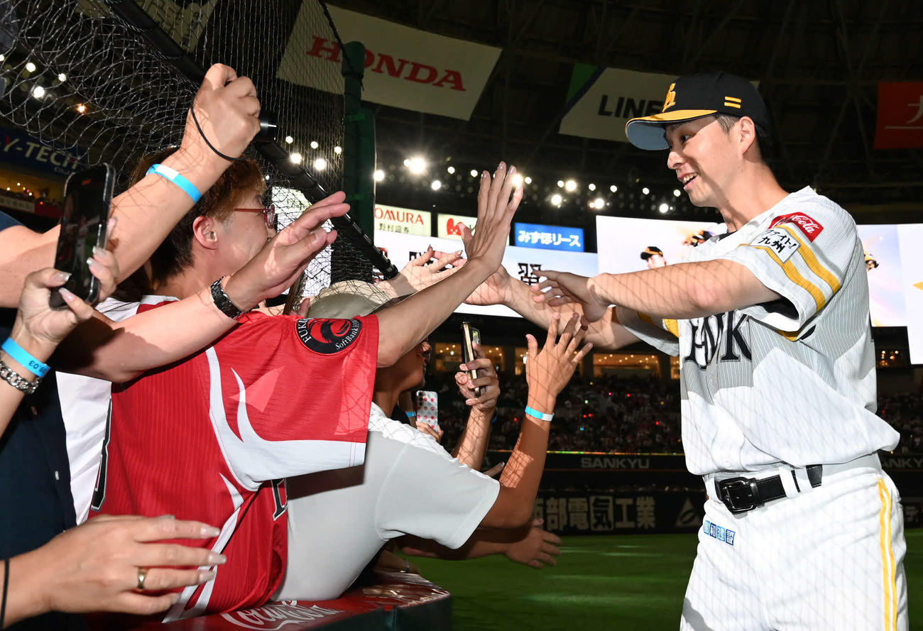 ソフトバンク対オリックス　ファンとタッチを交わす大関（撮影・林敢治）