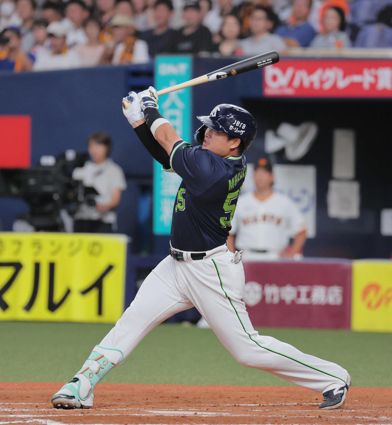 巨人対ヤクルト　8回表ヤクルト2死、村上は中越え本塁打を放つ（撮影・宮崎幸一）