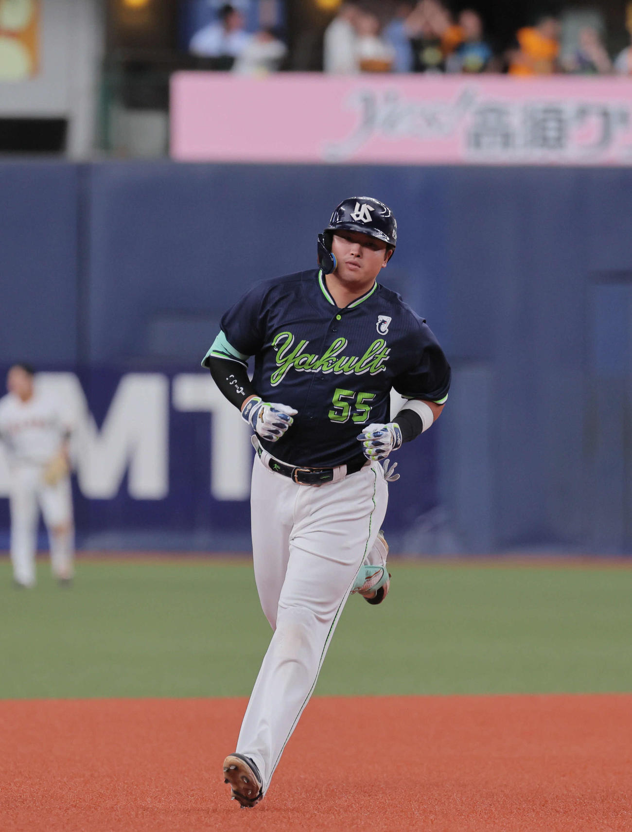 巨人対ヤクルト　8回表ヤクルト2死、村上は中越え本塁打を放つ（撮影・宮崎幸一）