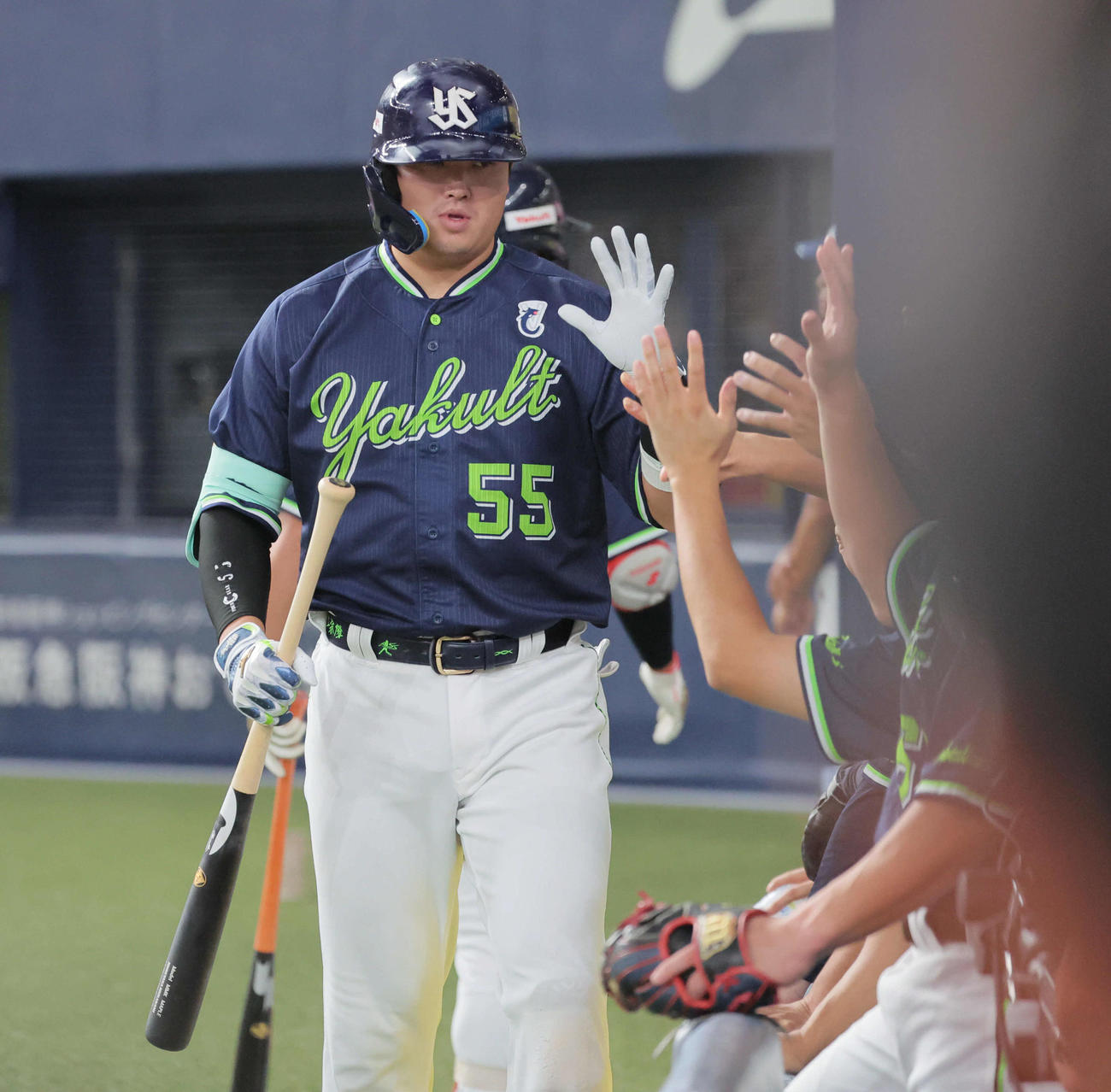 巨人対ヤクルト　8回表ヤクルト2死、村上は中越え本塁打を放つ（撮影・宮崎幸一）