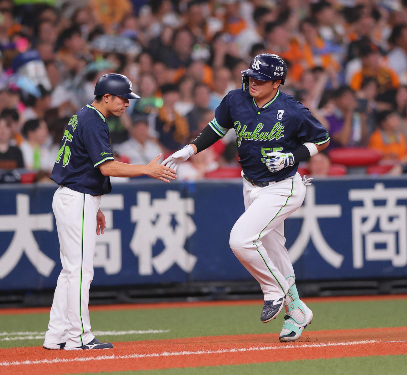 巨人対ヤクルト　8回表ヤクルト2死、村上（右）は中越え本塁打を放ちダイヤモンドを1周する（撮影・上山淳一）