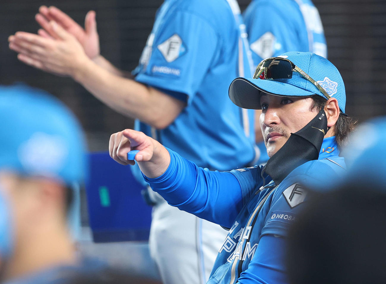 ロッテ対日本ハム　4回表を終え、選手交代を告げベンチに戻る新庄監督（撮影・河田真司）