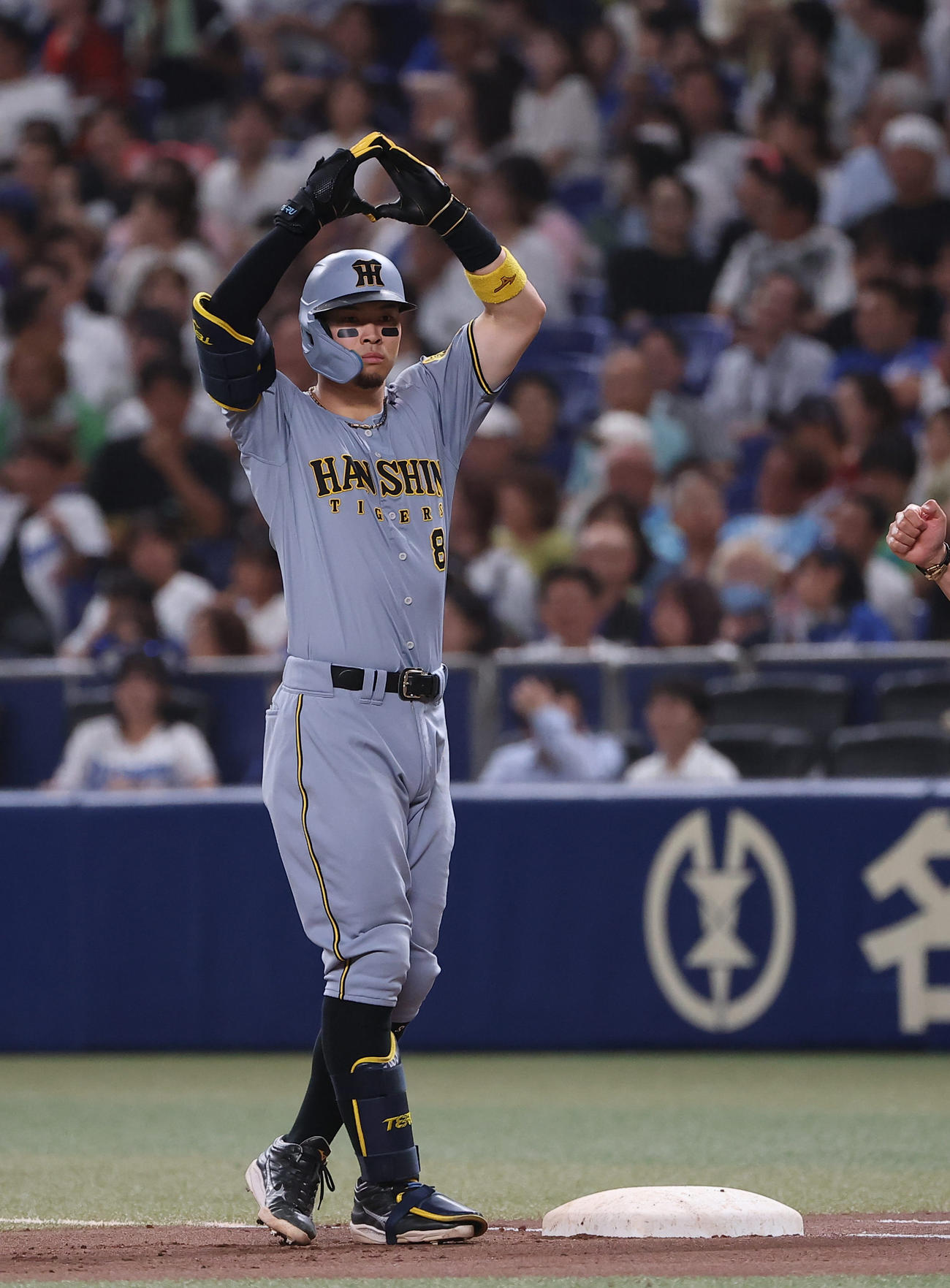 中日対阪神　8回表阪神無死一塁、佐藤輝は安打を放つ（撮影・上田博志）
