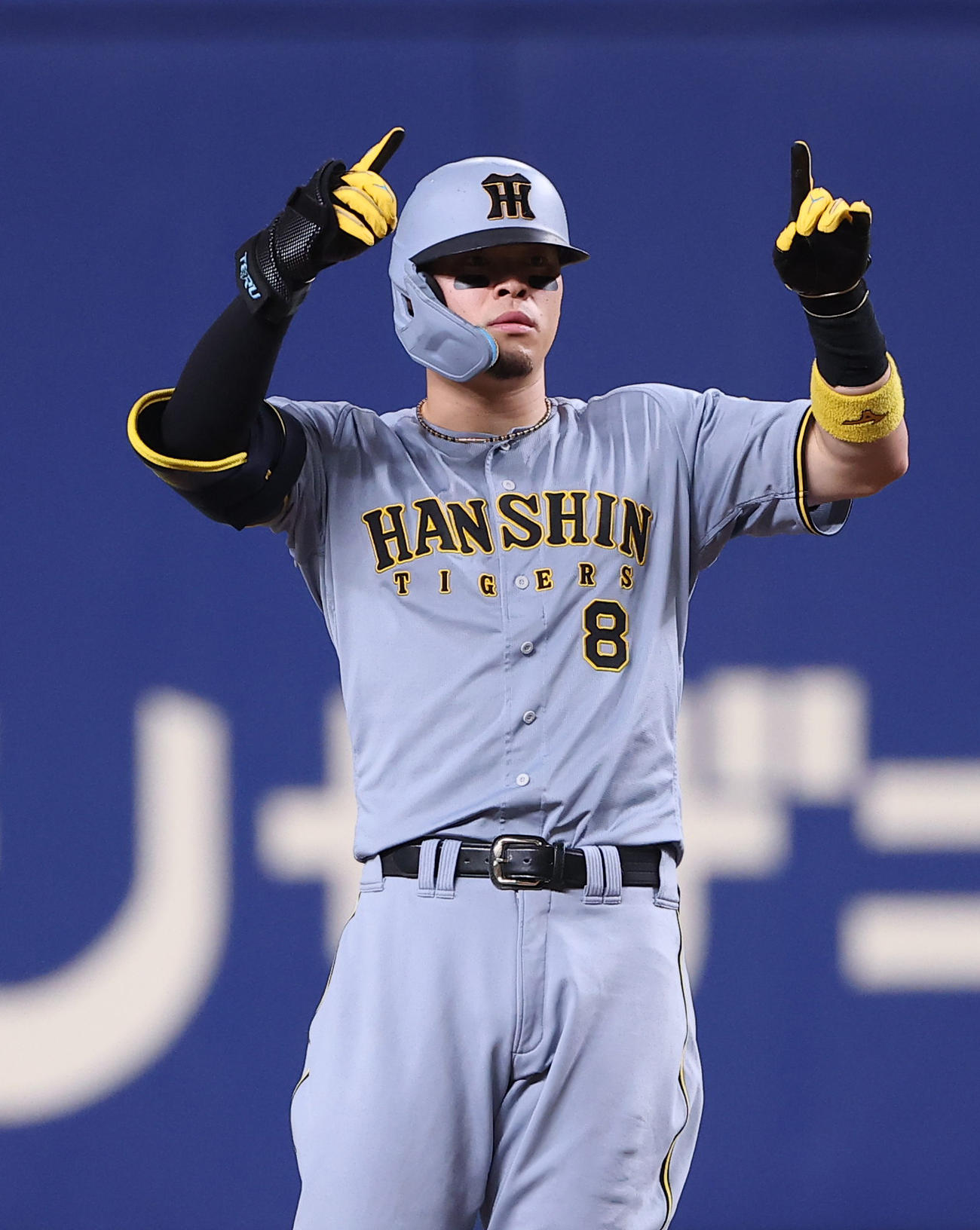 中日対阪神　6回表阪神無死、佐藤輝は二塁打を放つ（撮影・上田博志）