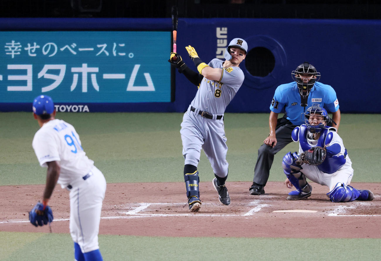 中日対阪神　8回表阪神無死一塁、佐藤輝は中前打を放つ。投手メヒア（撮影・加藤哉）