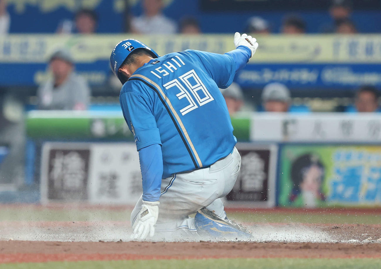 ロッテ対日本ハム　4回表日本ハム2死一塁、田宮の同点適時打で生還する石井（撮影・河田真司）