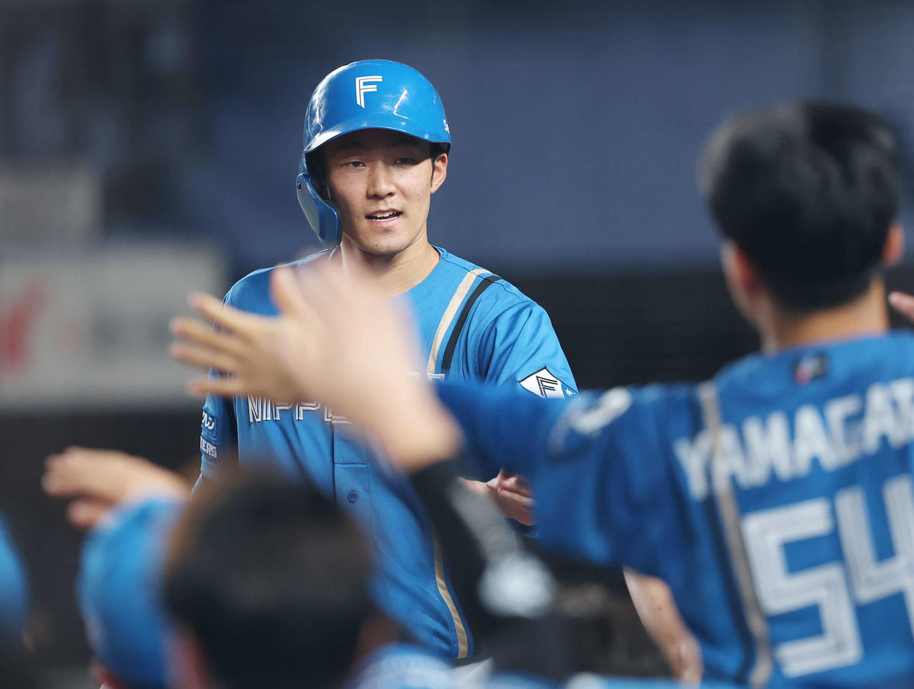 ロッテ対日本ハム　4回表日本ハム2死一塁、田宮の同点適時打で生還する石井（撮影・河田真司）