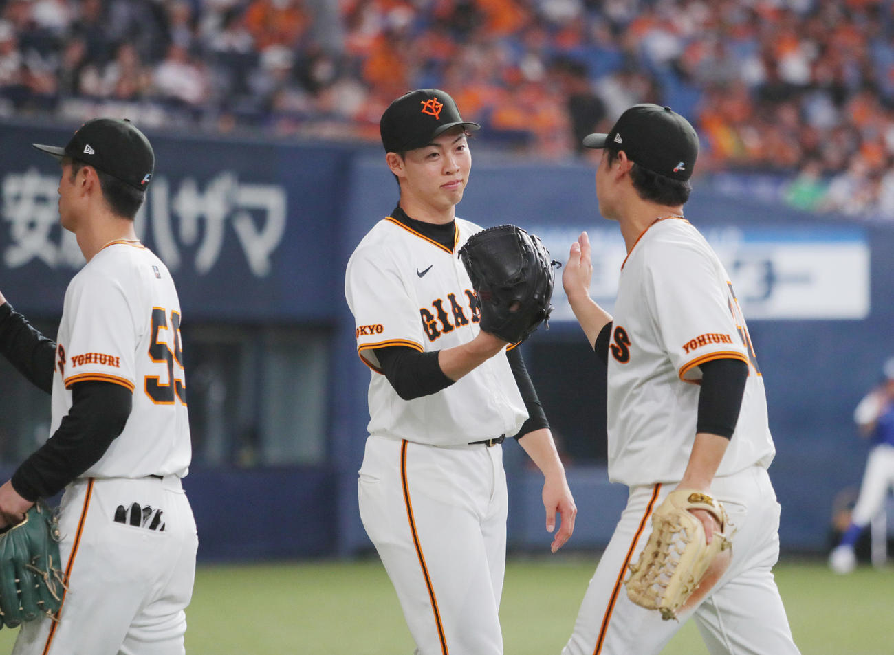 巨人対ヤクルト　巨人先発森田（中央）は4回を投げ終えベンチ前で野手を出迎える（撮影・上山淳一）