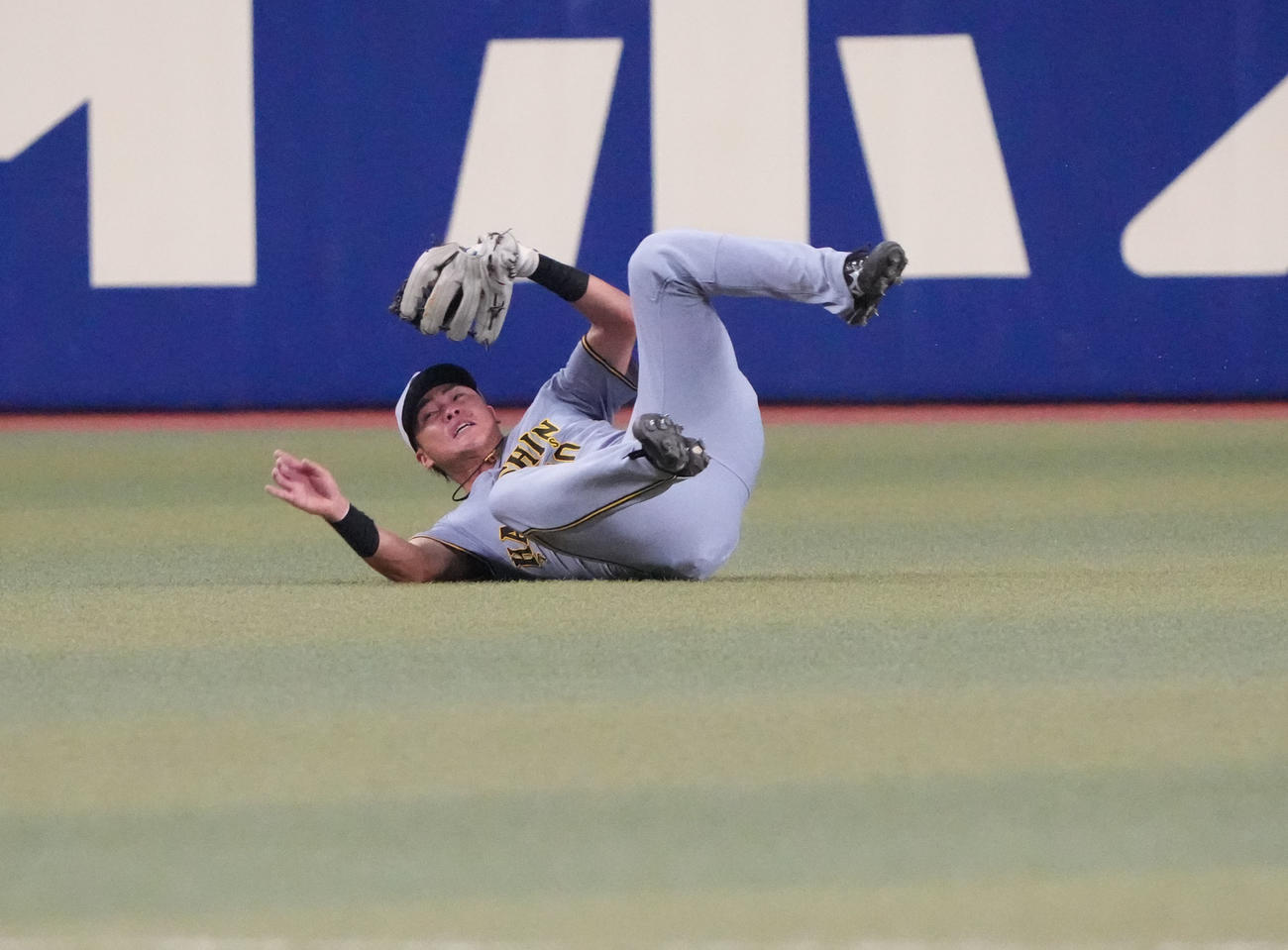 中日対阪神　3回裏中日1死、岡林勇希の飛球を好捕する小野寺（撮影・森本幸一）