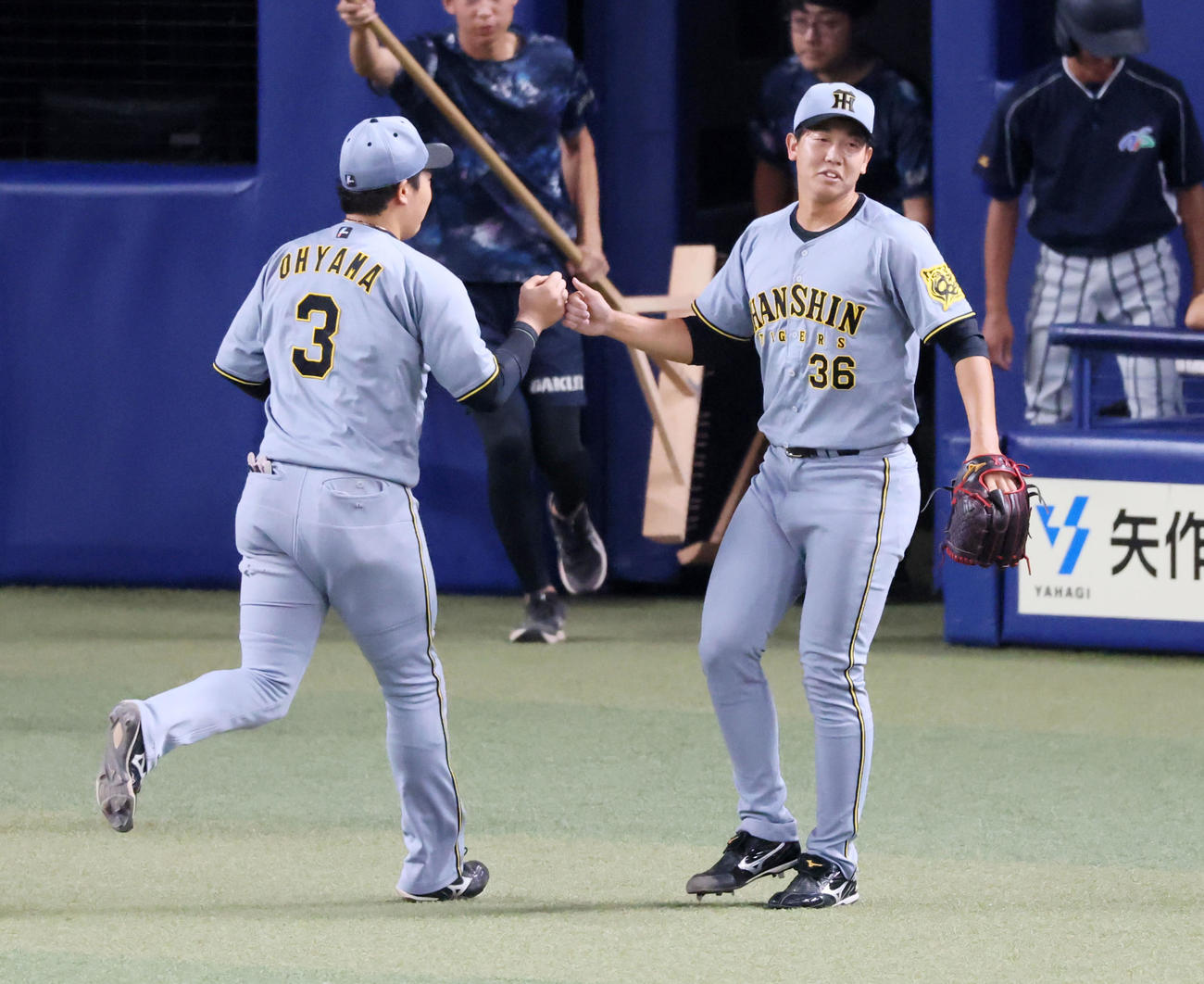 中日対阪神　7回裏、畠（右）は中日打線相手に移籍初登板で3者凡退の好投を見せた（撮影・加藤哉）