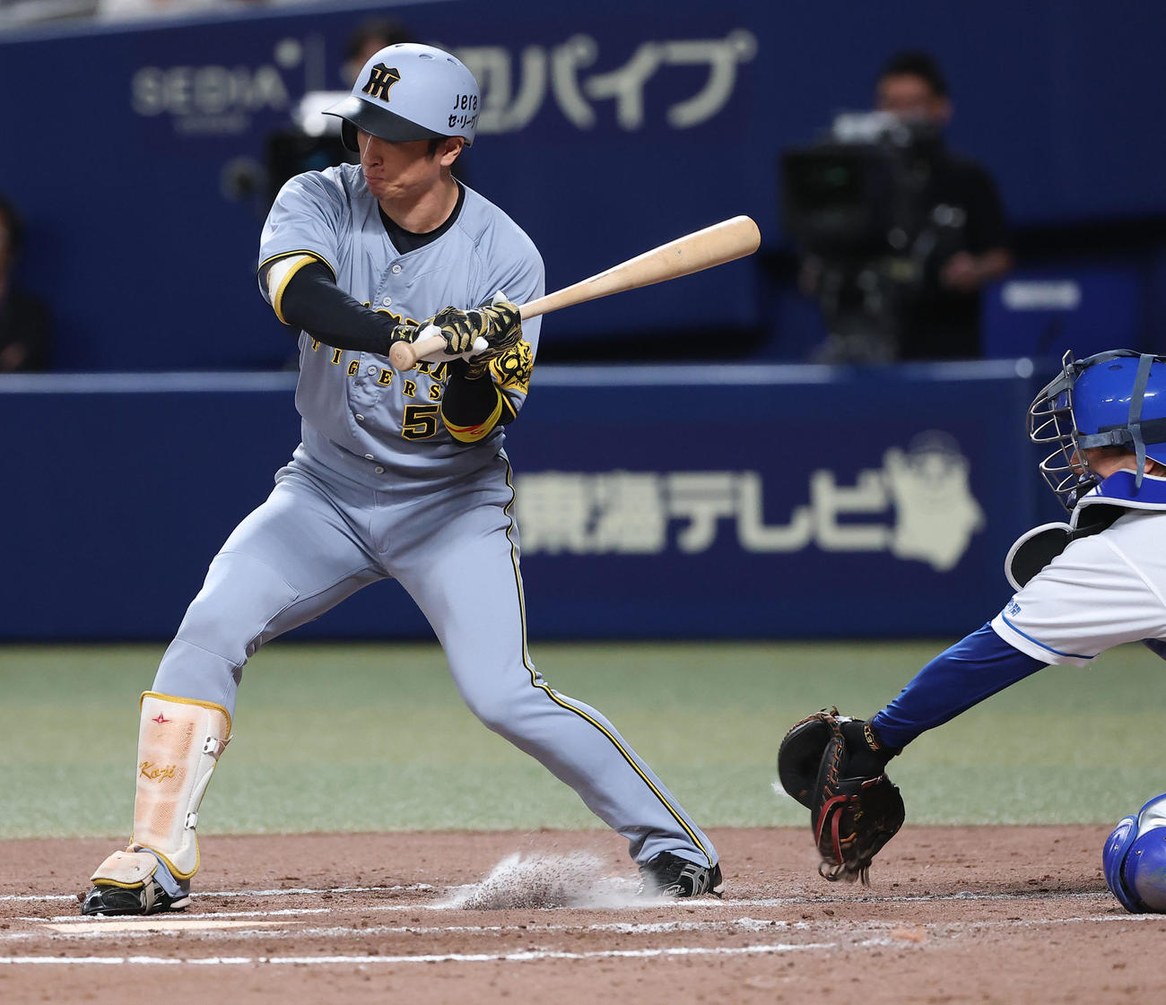 中日対阪神　8回表阪神1死一、三塁、近本は四球を選ぶ（撮影・上田博志）